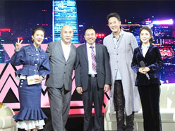 新望董事長(zhǎng)羅永輝與著名歌星劉尊老師、汪正正老師、郭津彤老師、主持人雅琪在北京電視臺(tái)錄制節(jié)目現(xiàn)場(chǎng)親切合影